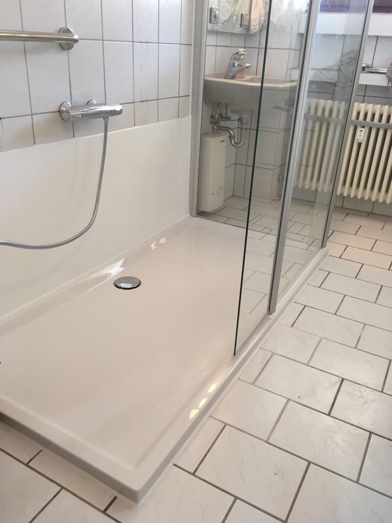 Aus Ihrer alten Badewanne wird ein geräumiges Duschvergnügen. wannenwechselrohedes Webseite!