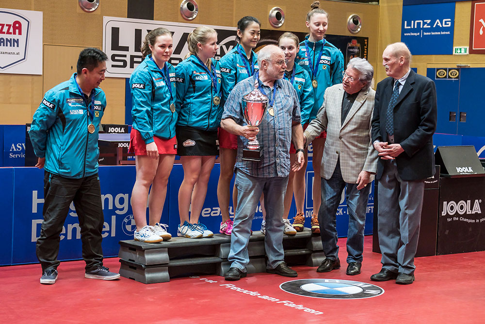 Foto Pillik vlh -Trainer Zhang Jie, Christine Oberfichtner, Lena Promberger, Zhang Mo, LInda Bergström, Sofia Polcanova , 1Rvl. Günther Renner ÖTTV Präsident Hans Friedinger, Superliga Chef Reinhold Luckeneder