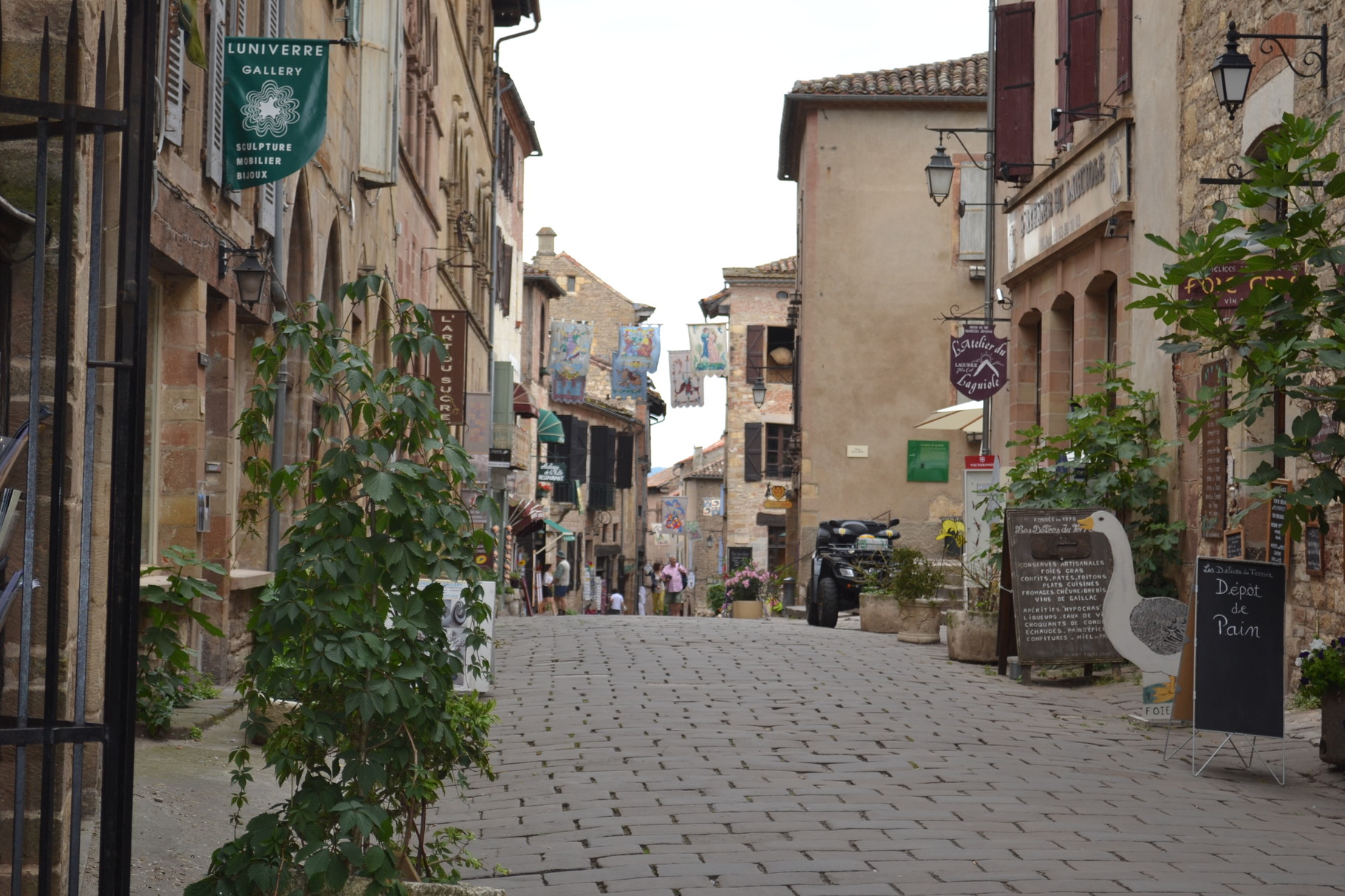 CORDES SUR CIEL La grand-rue menant à la place centrale