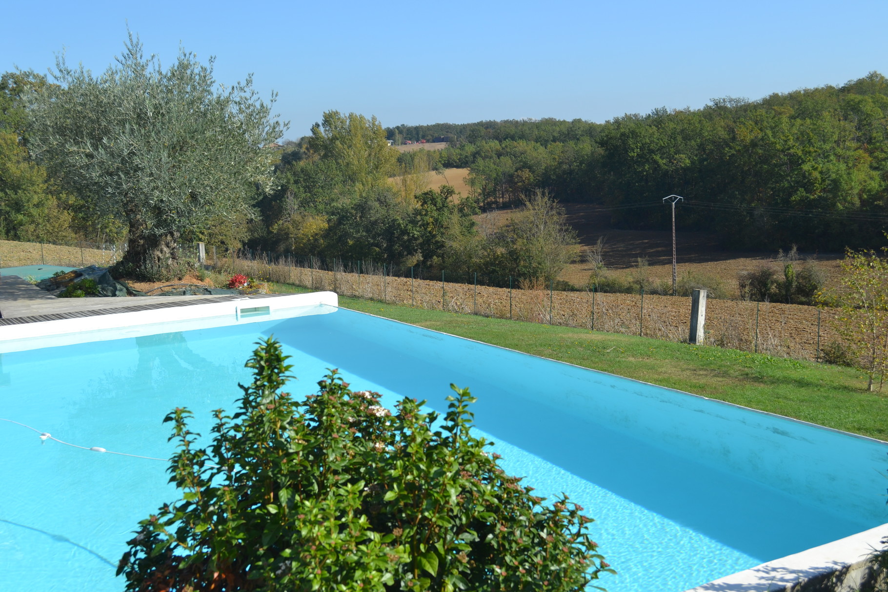 Profiter au maximum de la piscine, sans vis-à-vis, sauf quelque biche ou chevreuil indiscret du fond du vallon, 