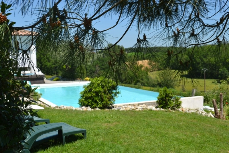 La piscine à débordement fondue dans son décor naturel