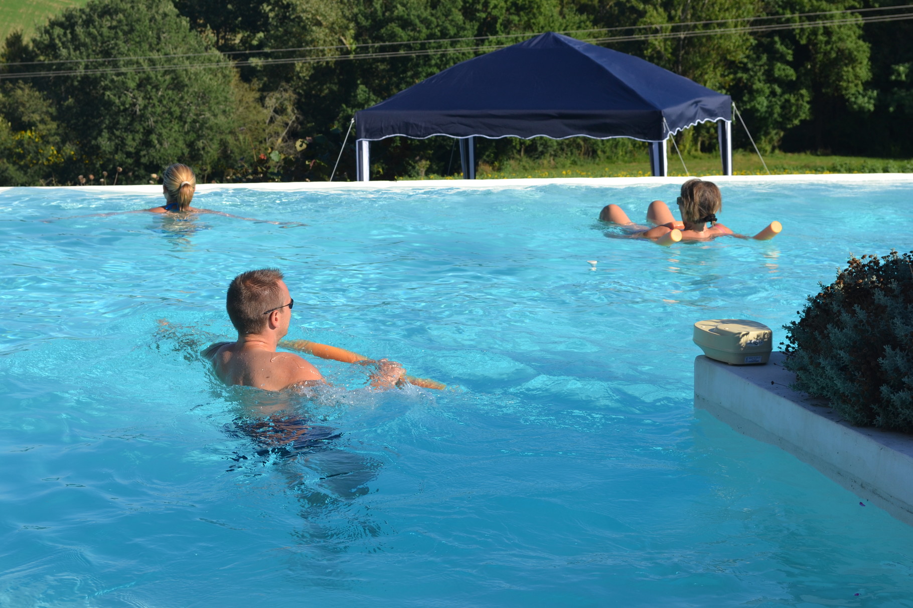 La piscine à débordement, toujours très appréciée pour le plaisir de tous,