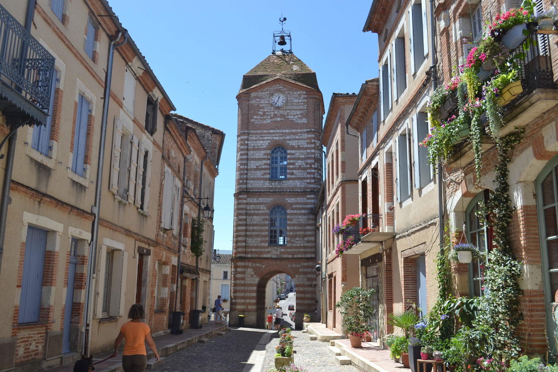 AUVILLAR La Tour de l'Horloge qui abrite aussi le musée de la Batellerie