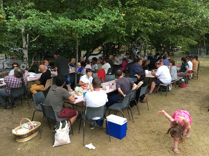 A l'ombre des arbres, qu'il est bon de se retrouver et discuter