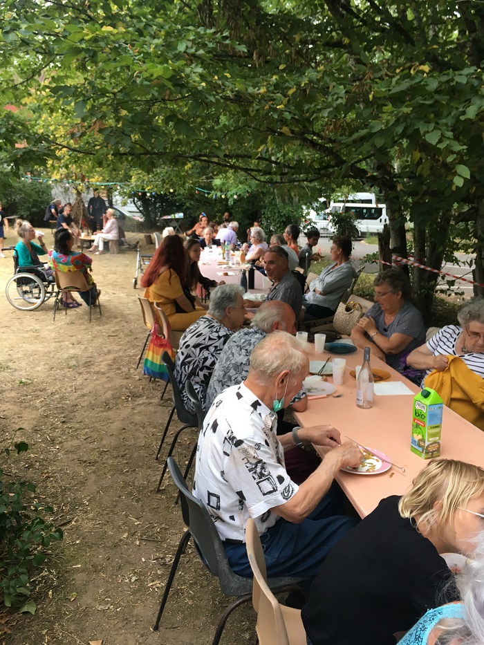 Les résidents de l'EHPAD se sont joints à la fête !
