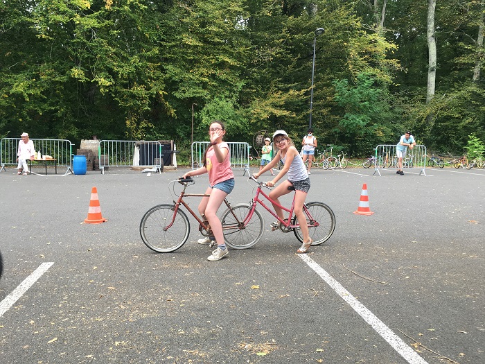 Deux adeptes des vélos rigolos