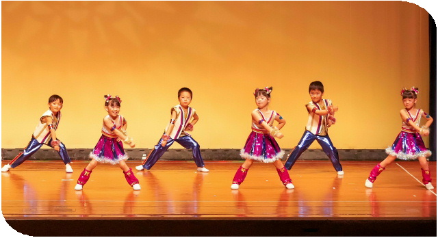大きな舞台でおゆうぎを踊る子どもたち