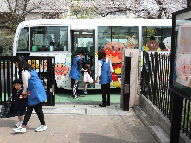 園バスで登園する在園児