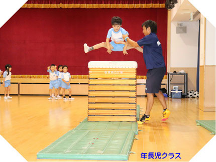 年長児クラス 飛び箱指導の様子
