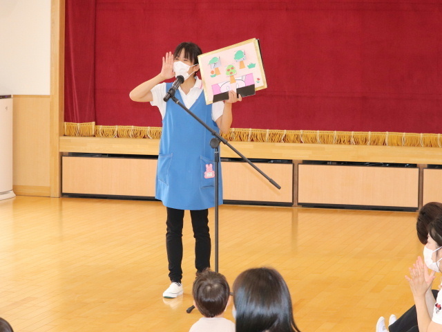 わくわく教室で先生が子どもたちに、「ここに集まってください」と、呼びかけている様子