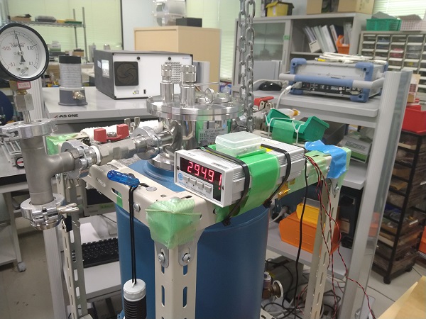 超伝導検出器の研究に使う液体ヘリウムデュワー