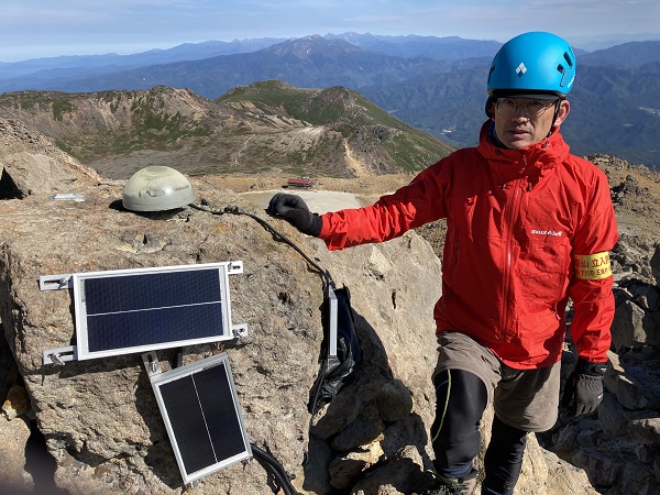 名古屋大学 地震火山研究センターが御嶽山の山頂の剣ヶ峰に設置したGNSS連続観測点にて