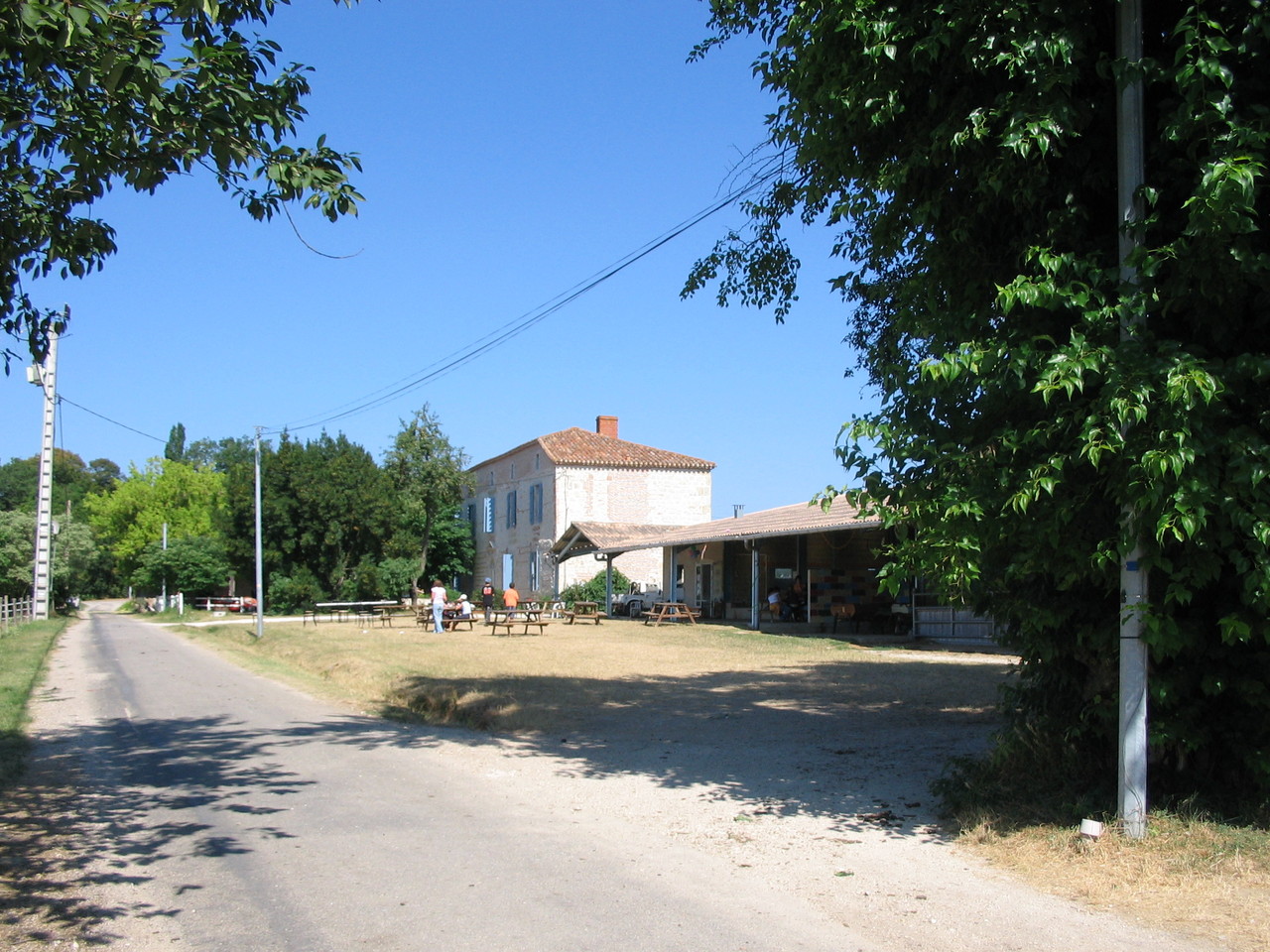 A droite de la grande maison, la maison bois avec la cantine et les terrasses