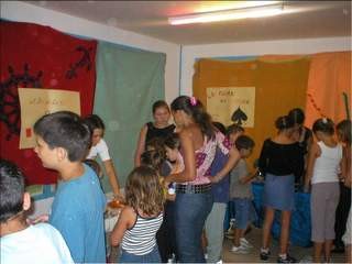 Jeux du soir et sketchs préparés par les enfants et les moniteurs  dans la grande salle