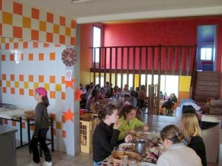 Repas à la cantine. Les occupants des 2 maisons peuvent s'y retrouver ou s'y croiser