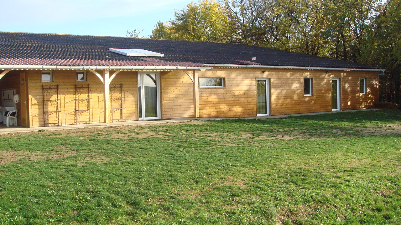 La maison bois qui domine le manège couvert: 5 chambres de 2 à 6 lits : 20 couchages 