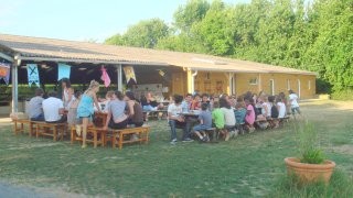 Les terrasses, devant la maison bois et la cantine; et on déjeune dehors s'il fait beau