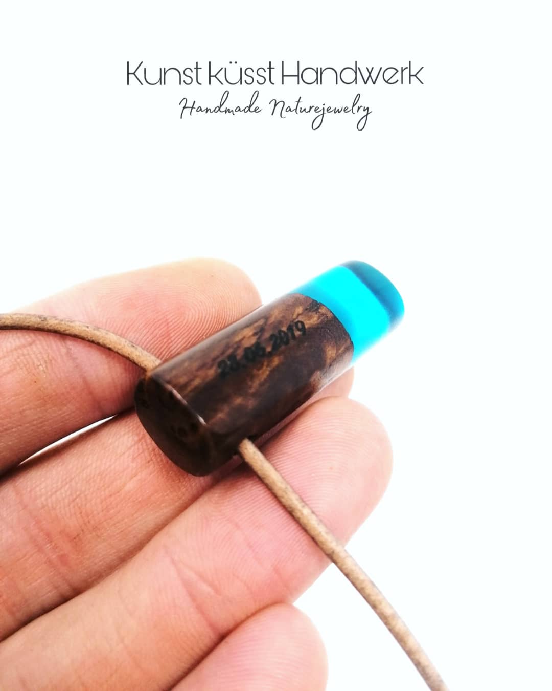 Lederkette mit Anhänger aus Magic Resin & Goldfield Maserholz! Gravur nach Wunsch! 