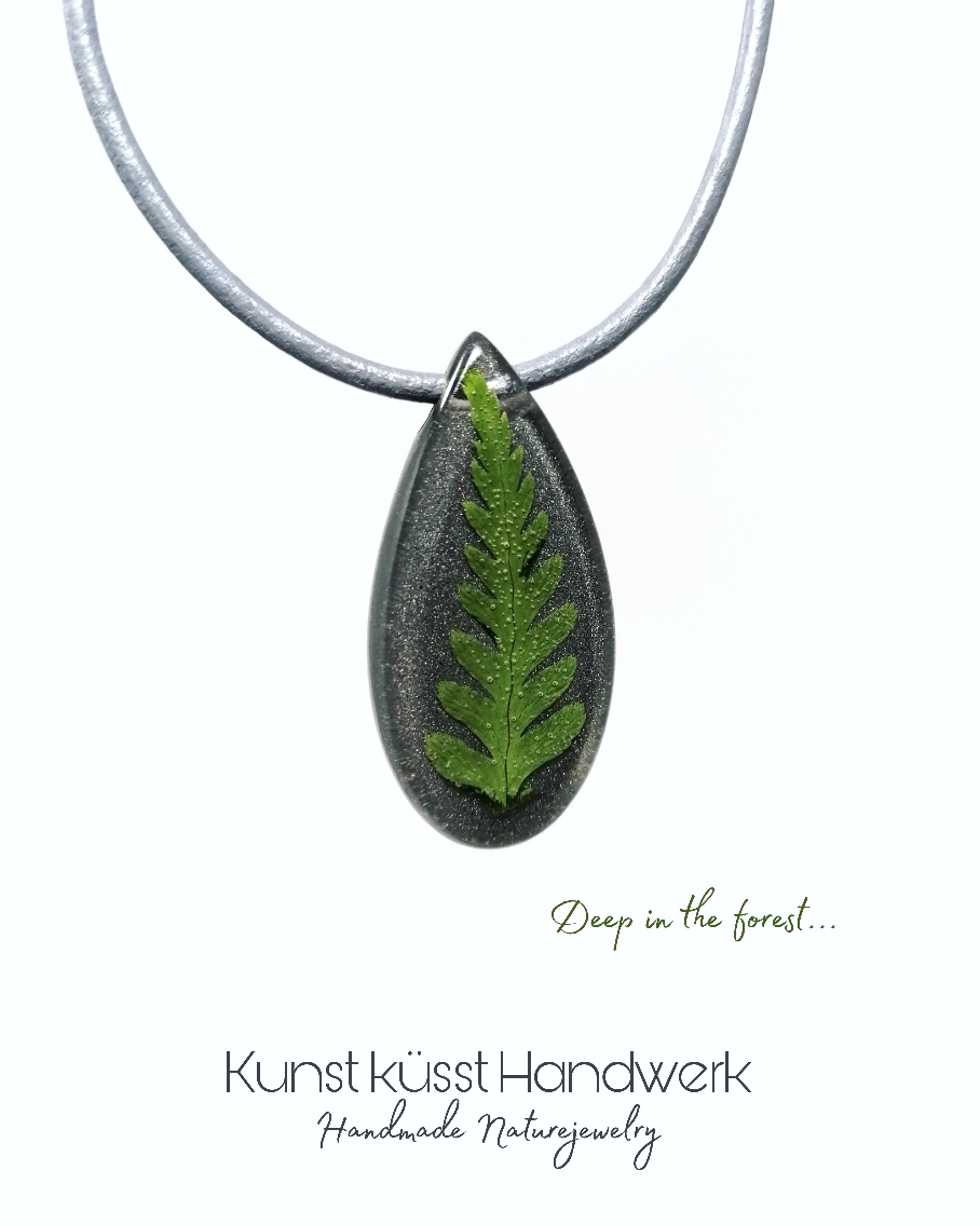 Lederkette mit Anhänger aus getrockneten Farn verewigt in Magic & Diamond Resin! 