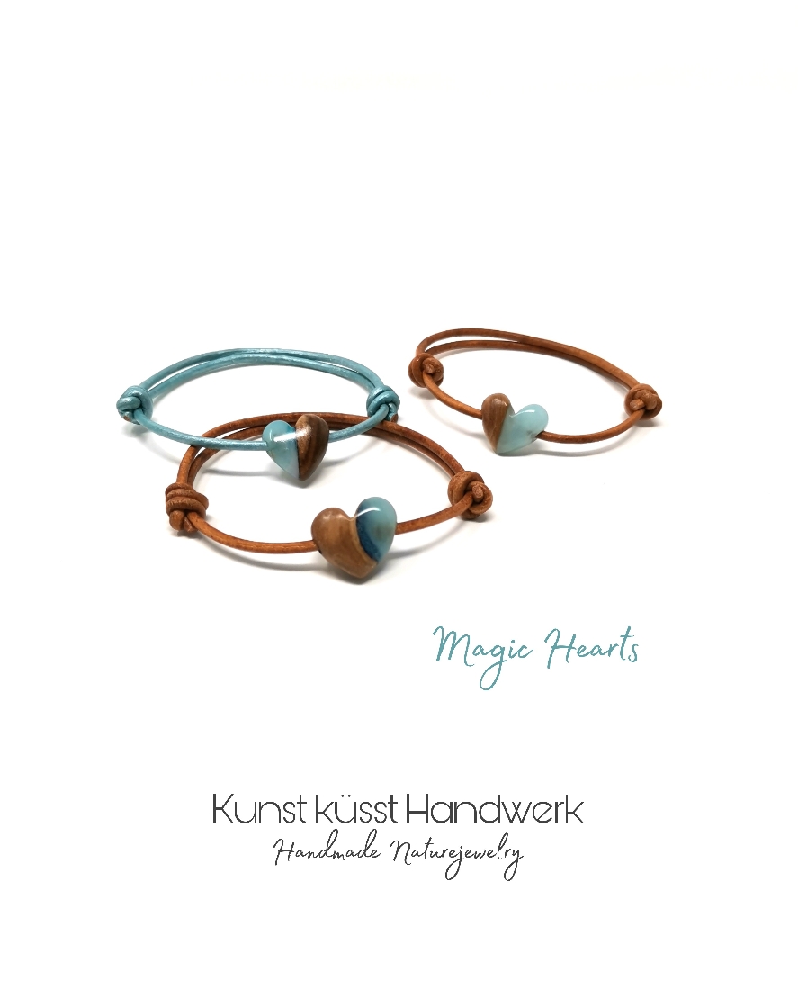 Lederarmbänder mit Herz aus Magic Resin & Goldfield Maserholz! 