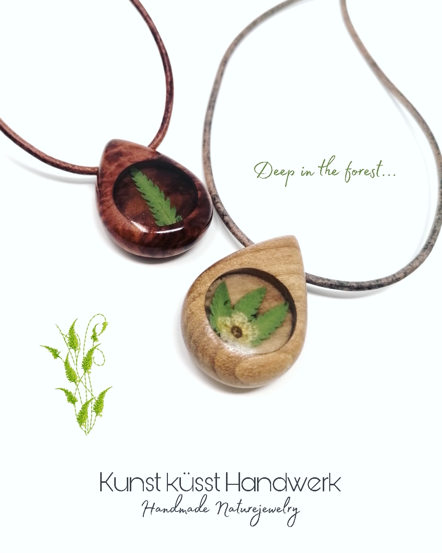 Lederkette mit Anhänger aus Holz, getrocknetem Farn & Blüte verewigt in Diamond Resin! 