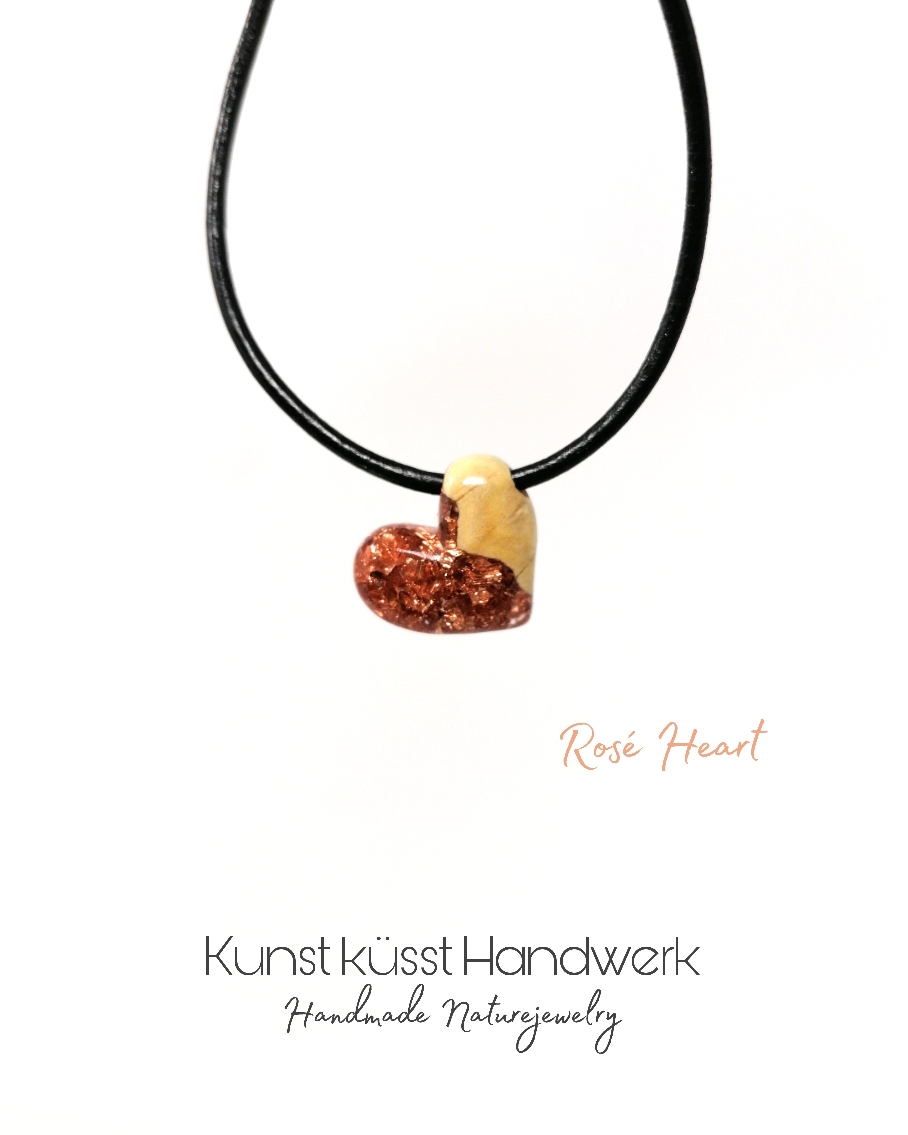 Lederkette mit Herz aus Rosé Blattgold in Diamond Resin & Goldfield Maserholz! 
