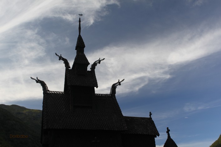 Borgund Stabkirche - mit Drachenköpfen verzierte Giebel