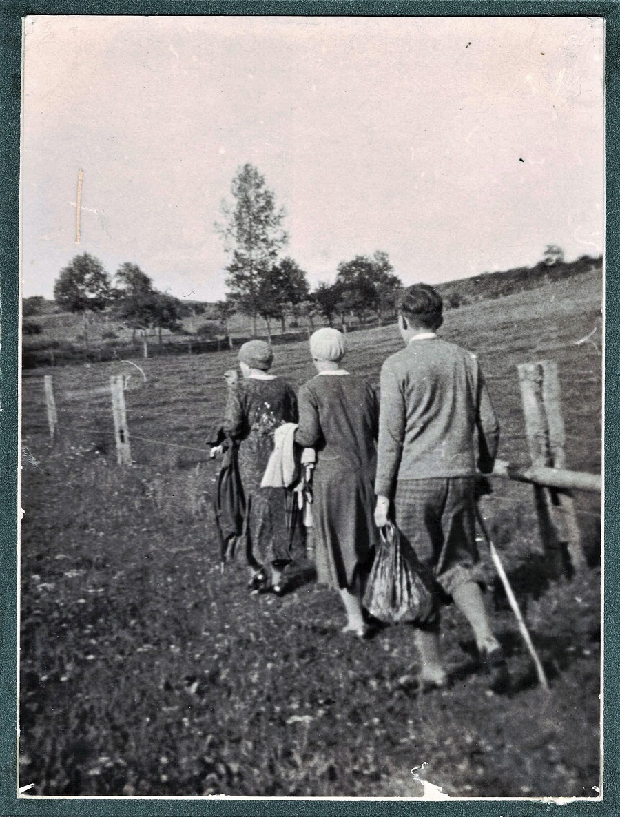 Spaziergang der Tanten Josephine und Helene Strauss mit Karlheinz 