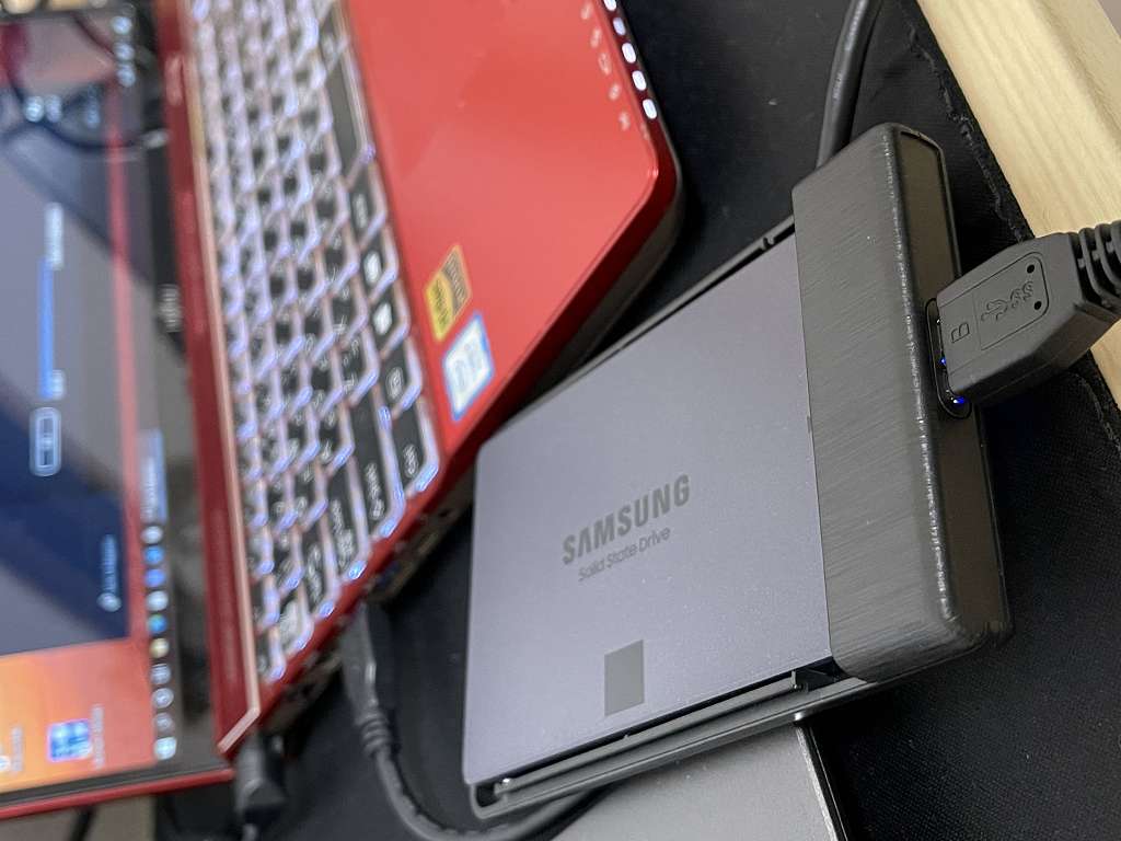土岐市肥田町のお客様より富士通 LIFEBOOK AH53/B3 15.6型ノートパソコンのSSD半導体ディスク換装作業のご依頼をいただきました。