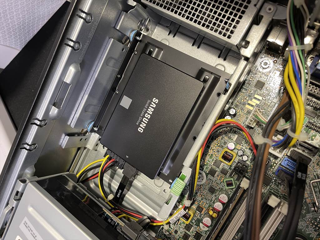HP Compaq Elite 8300 SFFのSSD換装作業+内部清掃のご依頼を頂きました。