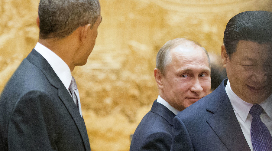 Russian President Vladimir Putin (C) looks back at U.S. President Barack Obama (L) as they arrive with Chinese President Xi Jinping (R) at an Asia-Pacific Economic Cooperation (APEC) Summit plenary session. File photo. © Pablo Martinez Monsivais / Reuters