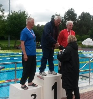 Siegerehrung 50m Brust: 1.Platz Gerd Weller