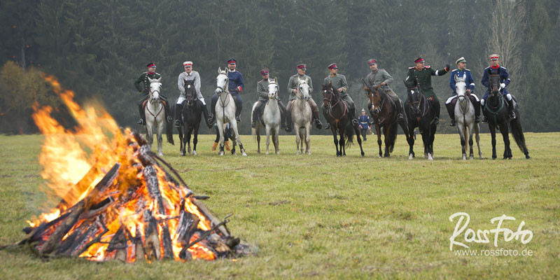 RossFoto Dana Krimmling; Schleppjagd Deutscher Kavallerieverband; Sigmaringen 2015; Pferdefotografie; Fotografie; Wanderreiten; Freizeitreiten; Jagdreiten; Kavallerie; Kavalleriereiten; Schleppjagd; Jagdhunde; Hundemeute; Meute; Jagd; Herbstjagd; Deutsche
