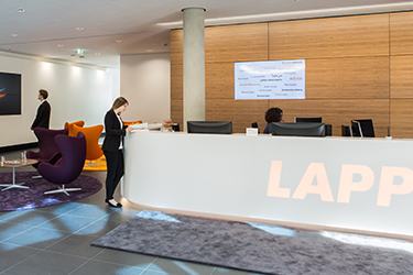 Empfangsbereich-Foyer-Theke-Tresen-Alfred-Kiess-Innenausbau-Stuttgart-Lapp-Kabel