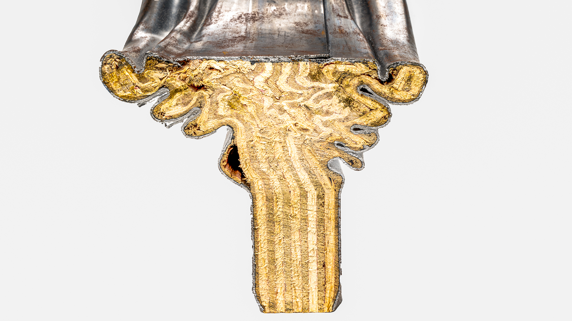 SuMatHra-HM-Sandwich-Pfahl: In Kombination mit dem Stahlblech kommt es zu einer starken Verdichtung des Holzkerns und dadurch eine hohe Aufnahme der Aufprallenergie. Credit: DLR