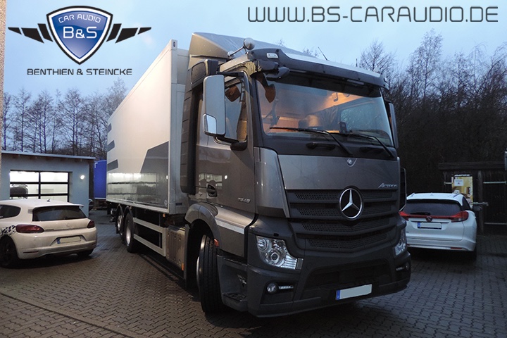 8 Zoll LKW - Navigationssystem im Mercedes Actros