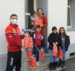 Timo Boll (l) und Familie S.