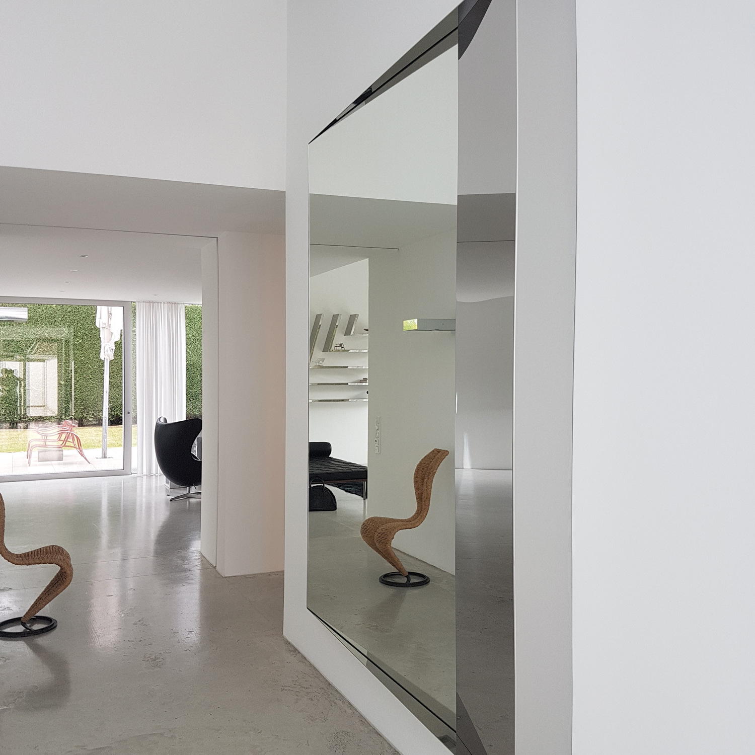 Hochglanzpolierter Edelstahlspiegel (2,5 x 2 m) | Design: carine stelte architecture & design
