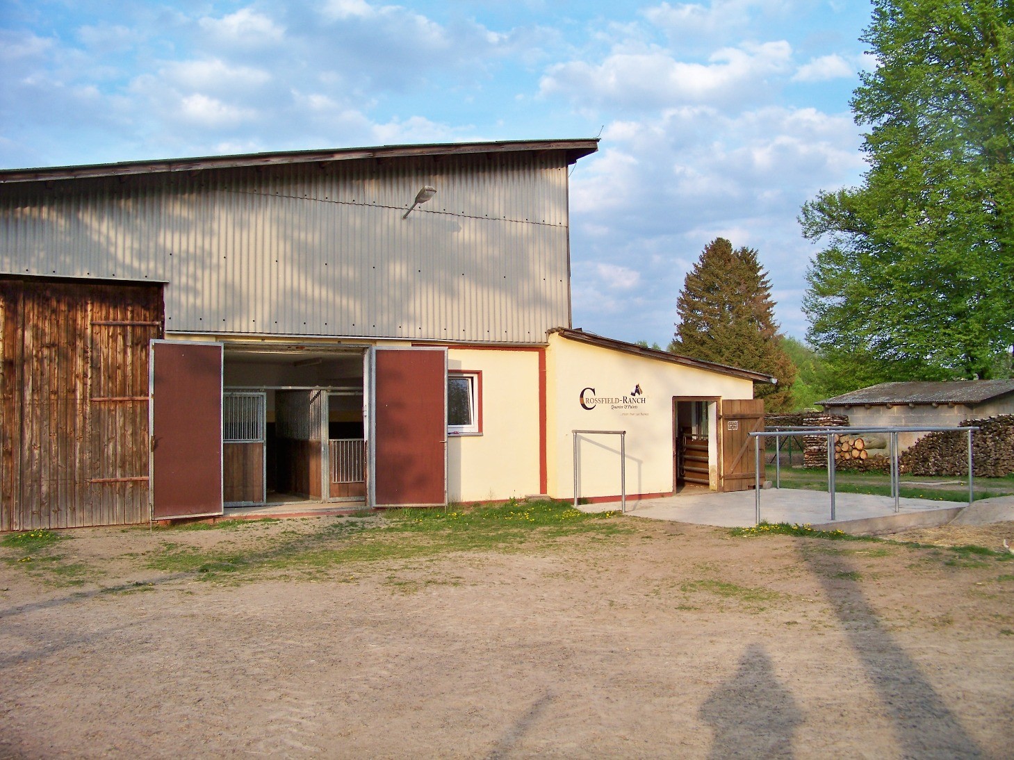 Hinterhof mit 2 Absetzer -und Gastboxen