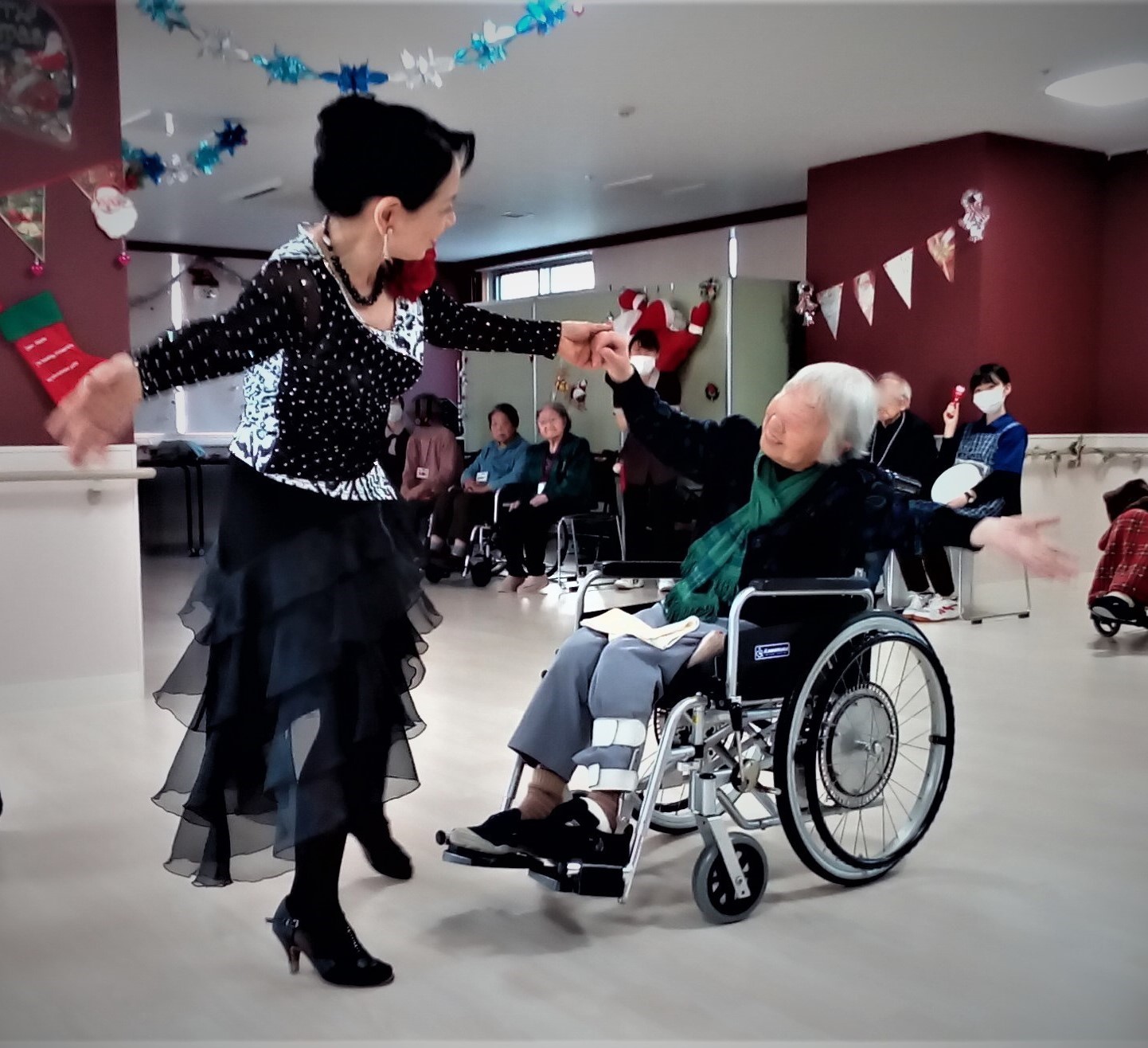「 昔は、良く踊ったのよ！ 」
