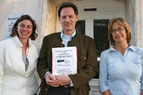 Unterschriftenübergabe vor der Gemeinde Übersee (Bildquelle: Barbara vom Dorp)