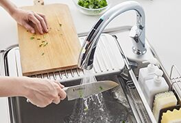 キッチン用タッチレス水栓の代表格、リクシル「ナビッシュ」シリーズ。動作は100Vだけでなく、配線の必要ない乾電池仕様や、ビルトイン浄水機能を併せ持つものなどバリエーション豊富です