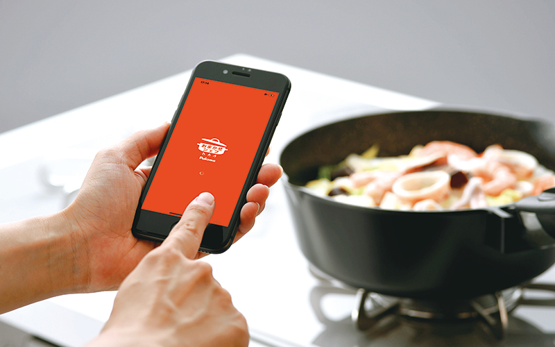 専用アプリ「おまかせシェフ」をスマホにダウンロード、レシピをコンロに送信すれば火加減をオートコントロール