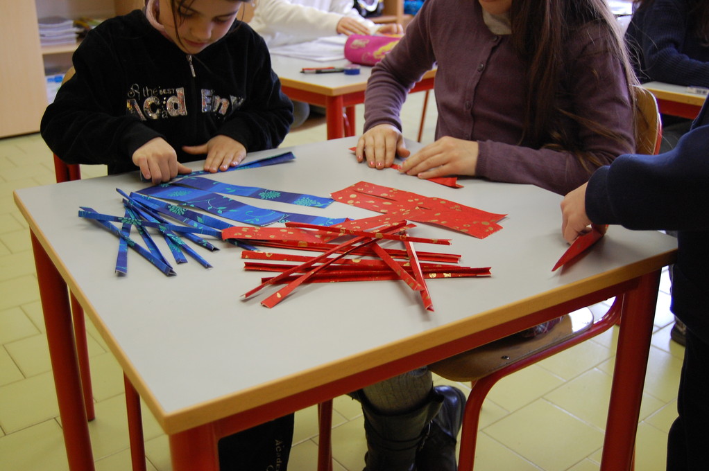 Pieghiamo ogni striscia in quattro parti nel senso della lunghezza.