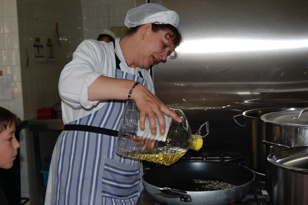 SANDRA HA VERSATO L'OLIO NELLA PADELLA
