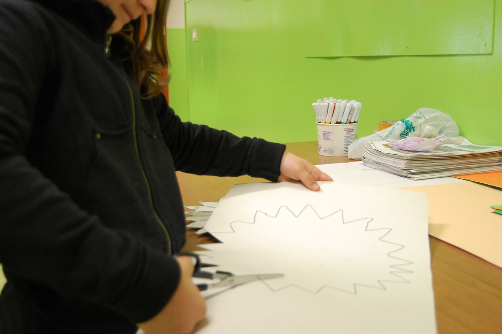 ...E RITAGLIATO LA SAGOMA LUNGO LA LINEA TRACCIATA OTTENENDO LA BASE PER INIZIATE L'INTRECCIO.
