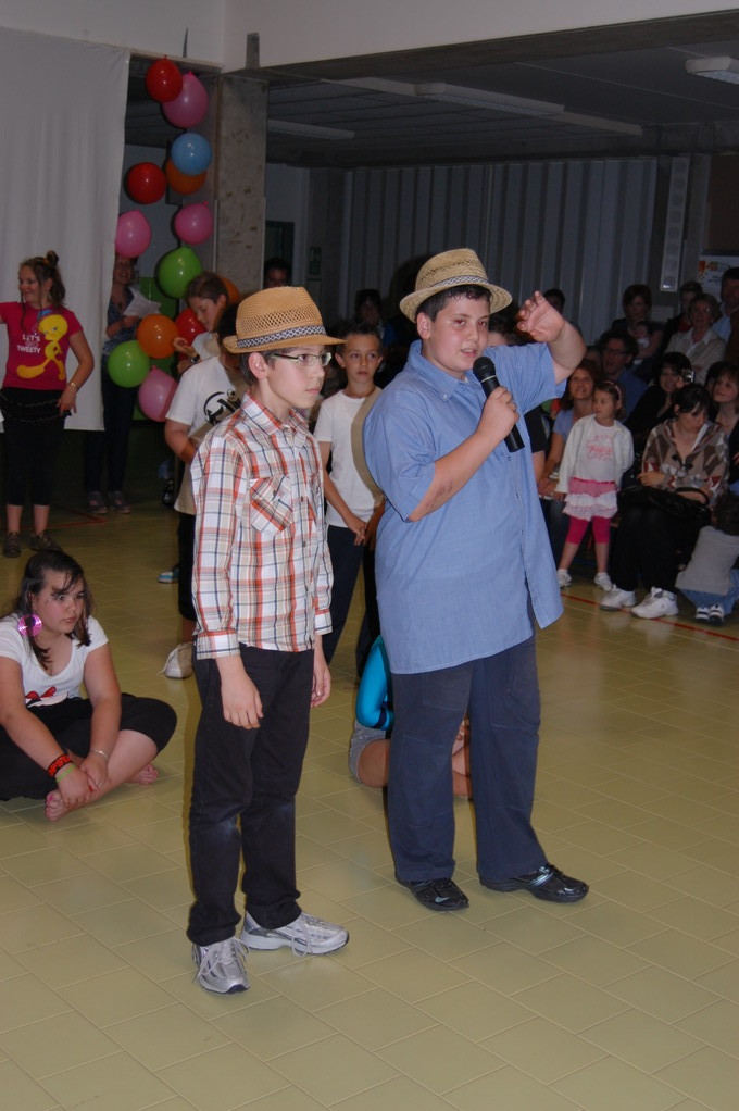 Jacum dai zeis e un suo amico presentano tutti i bambini della scuola.