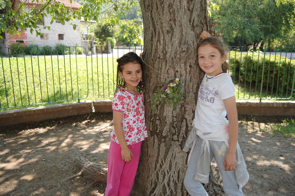 Elena e Veronica hanno un'idea: si può anche appendere ad un albero!