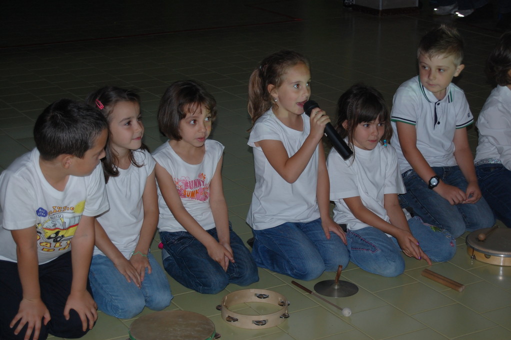 I bambini di classe prima presentano il lavoro sul fieno