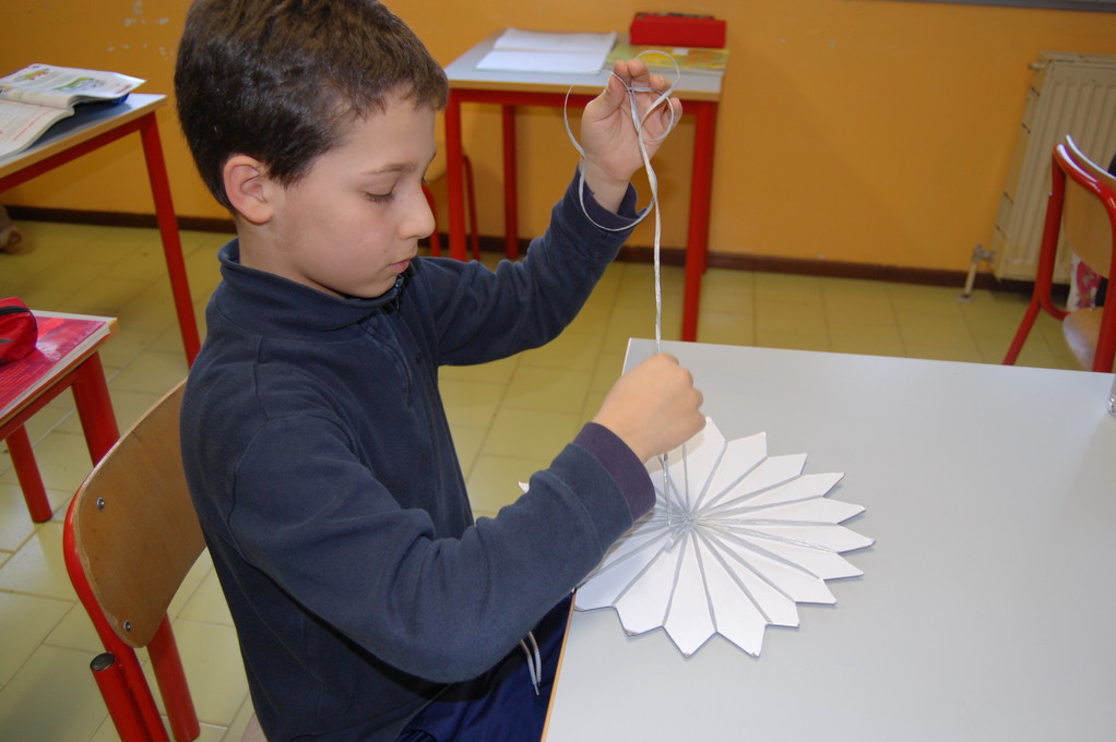 A QUESTO PUNTO ABBIAMO INIZIATO  L'INTRECCIO PASSANDO IL FILO SOPRA E SOTTO AI FILI PREPARATI